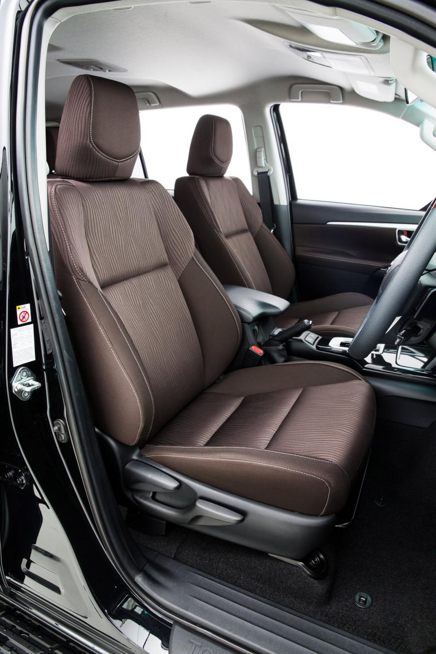 Интерьер Toyota Fortuner GXL (AN160) 2015 года  (AU) (фото 9 из 14)